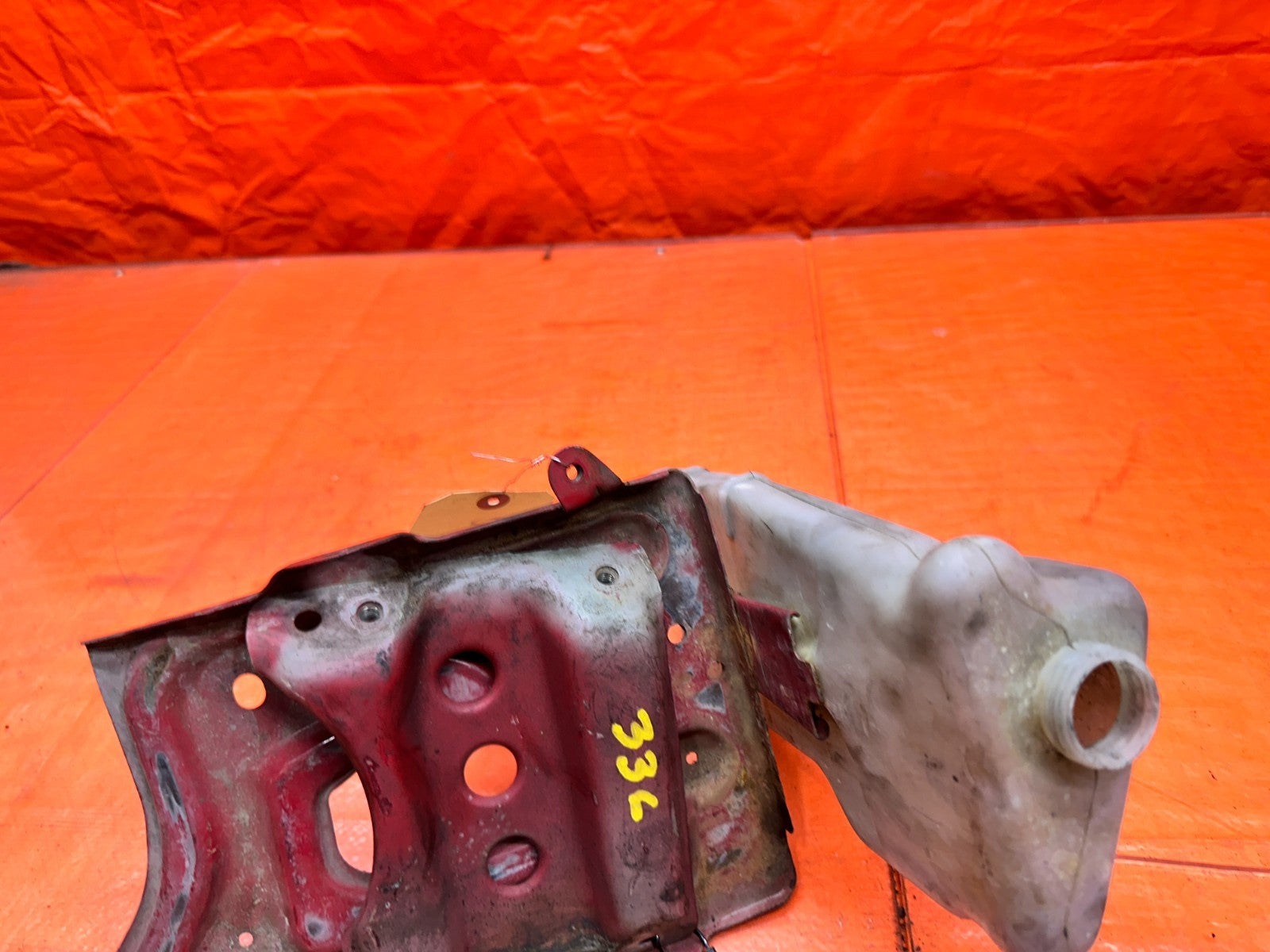 97 01 HONDA PRELUDE 2.2L H22A BATTERY HOLD DOWN TRAY MOUNT BRACKET OEM #3365