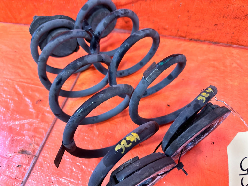 18 22 HONDA ACCORD   LEFT AND RIGHT REAR SPRINGS WITH RUBBER GASKETS OEM 3247