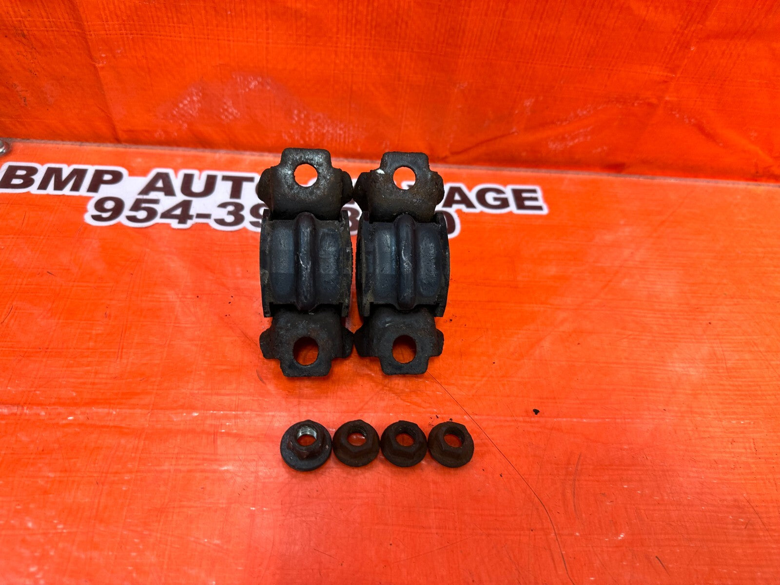 08 15 INFINITI G37 & Q60 COUPE   LEFT & RIGHT REAR SWAY BAR BRACKETS   OEM #2459