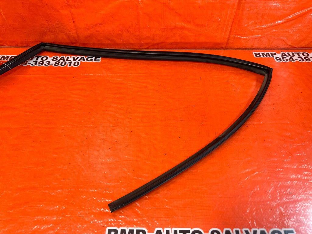 06 11 CIVIC 4D SEDAN   DRIVER LEFT REAR WEATHER STRIP RUN CHANNEL   OEM #2604
