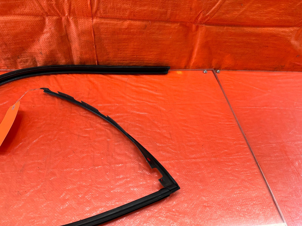 92 95 HONDA CIVIC COUPE & HATCH   RIGHT PASSENGER DOOR GLASS SUB SEAL   OEM #2359