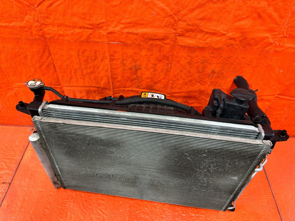 12 14 HYUNDAI GENESIS COUPE BK2 2.0L   RADIATOR W/ BOTH COOLING FANS & TANK 32521