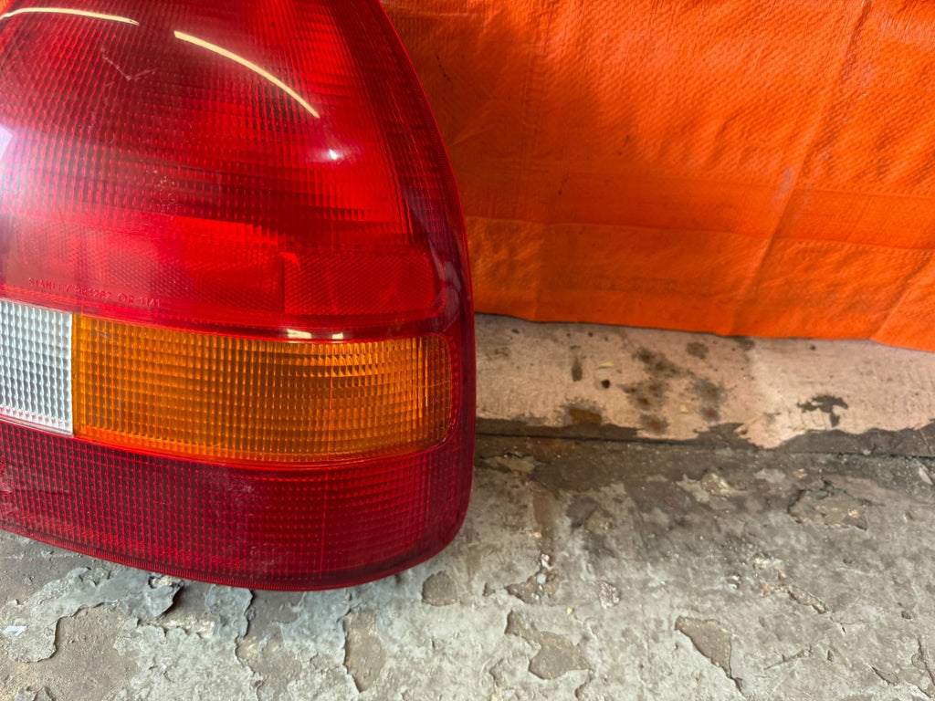 96 98 HONDA CIVIC   HATCHBACK   EK9 TYPE R   PASSENGER RIGHT TAIL LIGHT LAMP OEM3