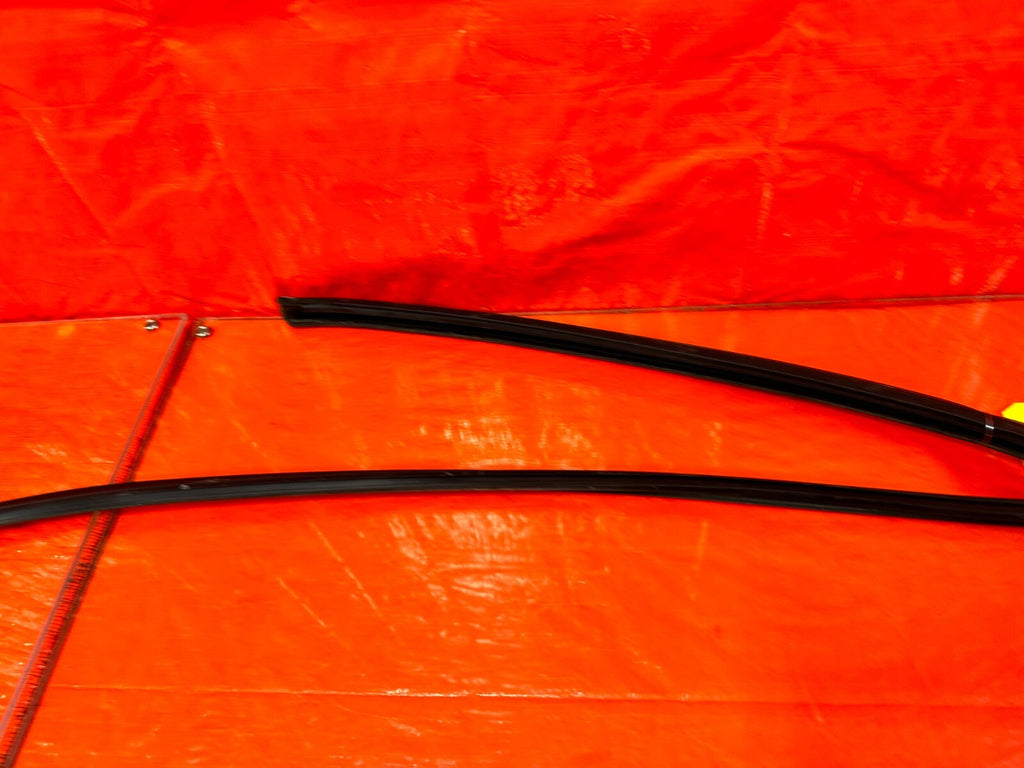 93 97 HONDA DEL SOL   PASSENGER RIGHT FRONT WINDOW GLASS RUN CHANNEL   OEM #2727