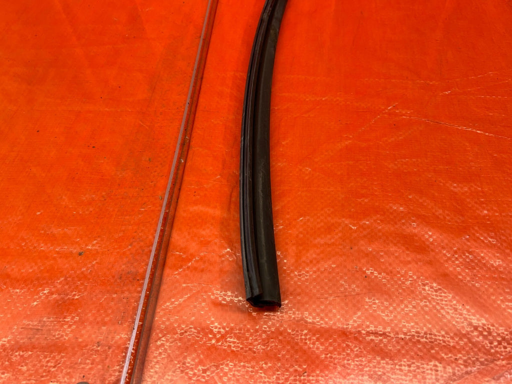 06 11 CIVIC 4D SEDAN   DRIVER LEFT FRONT WEATHER STRIP RUN CHANNEL OEM #22011