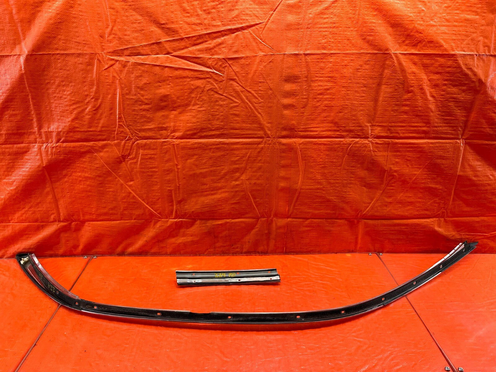 98 01 ACURA INTEGRA SEDAN   PASSENGER RIGHT GLASS TRIM DRIP AND RETAINER OEM 2297