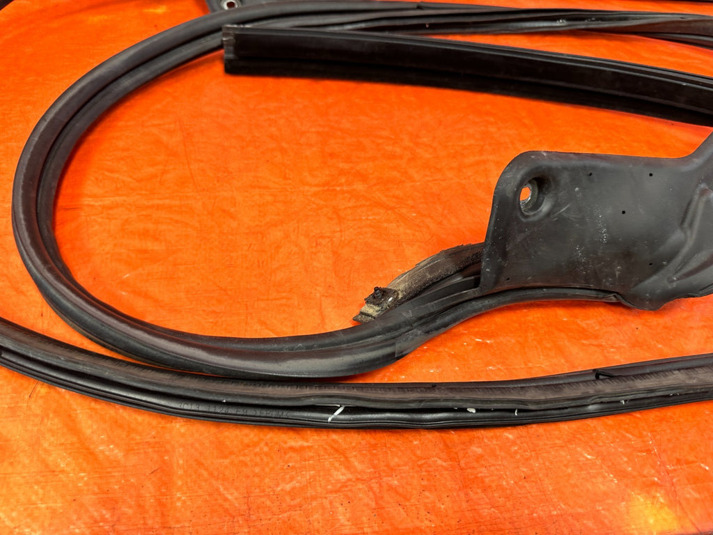 09 15 INFINITI G37 CONVERTIBLE REAR CONVERTIBLE TOP WEATHER STRIP RUBBER GASKET6