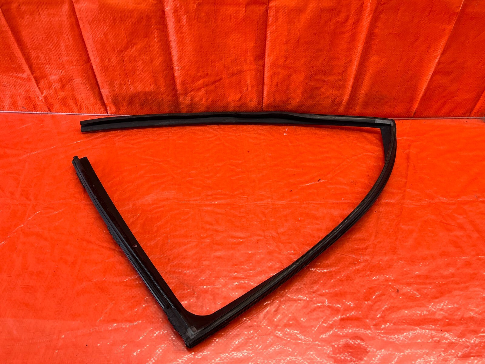 04 08 ACURA TL   PASSENGER RIGHT REAR WEATHER STRIP RUN CHANNEL   OEM #23411