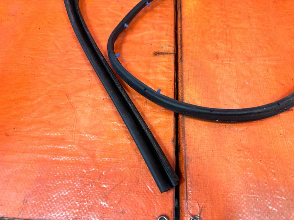 04 08 ACURA TSX RIGHT PASS FRONT DOOR WINDOW WEATHERSTRIP SEAL OEM #3304