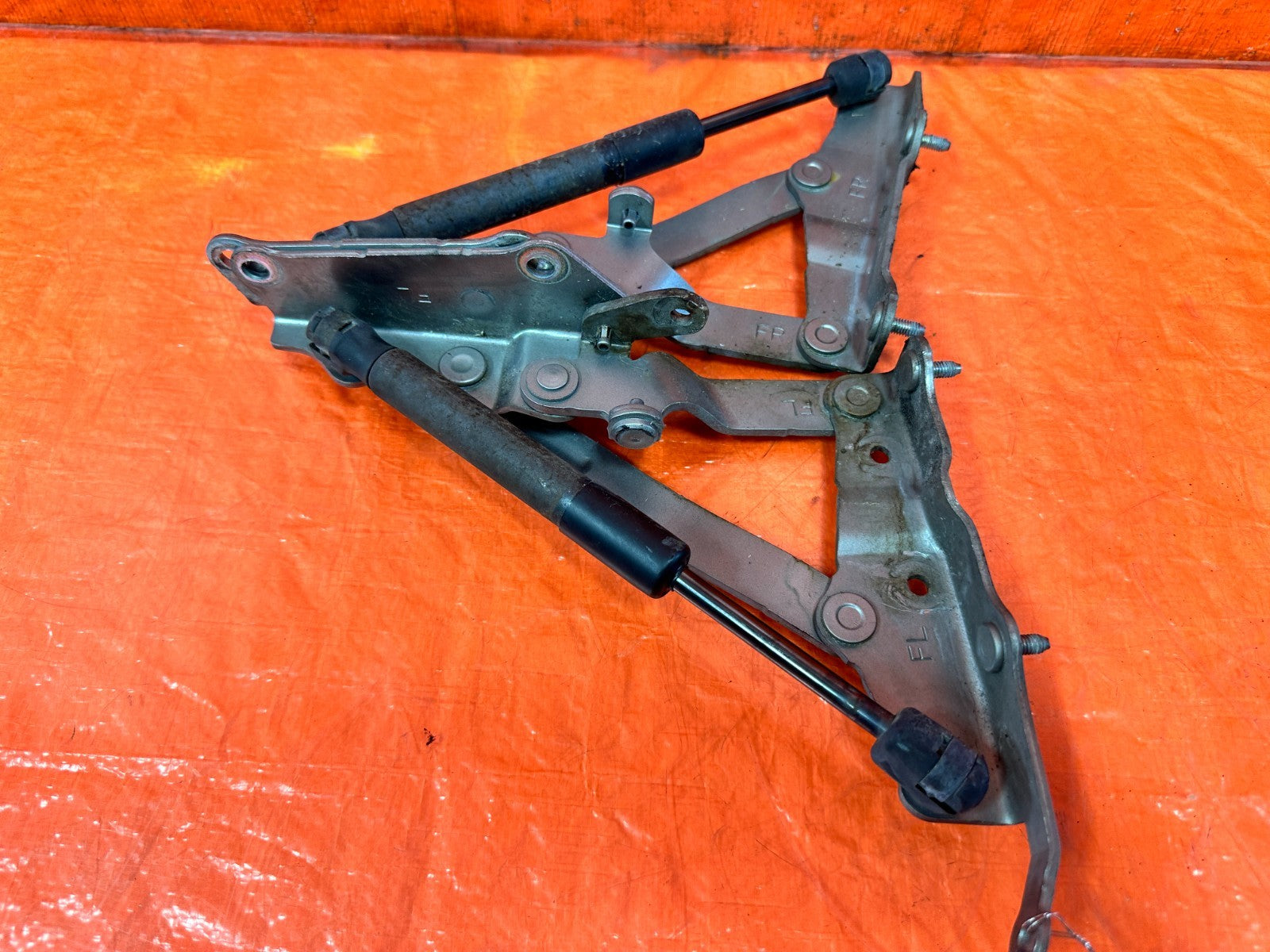 04 11 MAZDA RX8 RX 8   TRUNK HINGE SET   LEFT AND RIGHT HINGES W/ SHOCKS OEM 3031