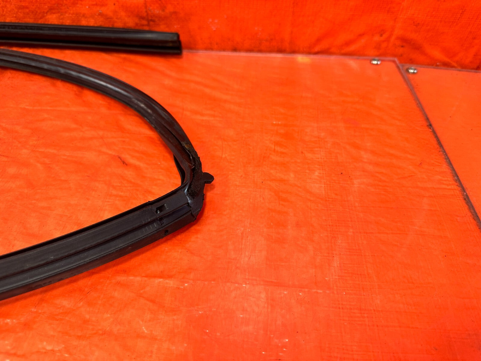96 00 HONDA CIVIC SEDAN PASSENGER RIGHT FRONT RUN CHANNEL OEM #29710