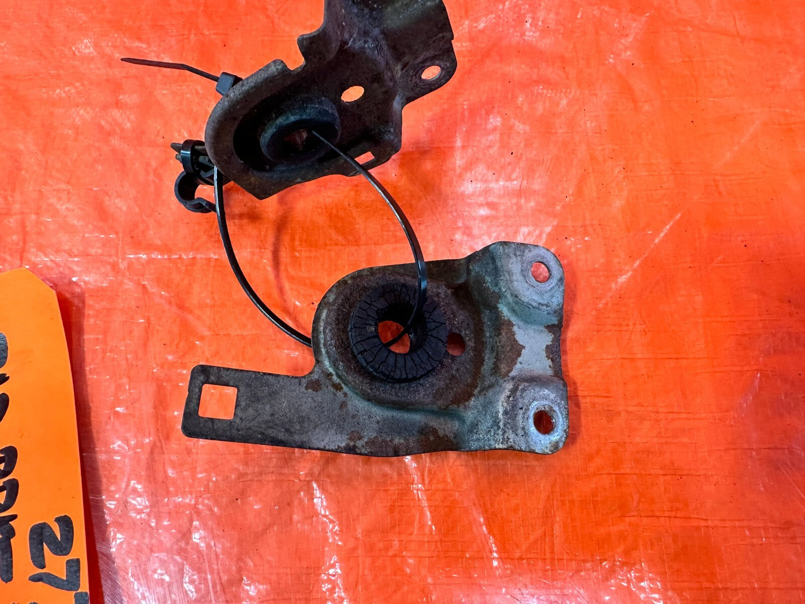 92 96 HONDA PRELUDE   RADIATOR BRACKETS   LEFT AND RIGHT   OEM FACTORY #2735