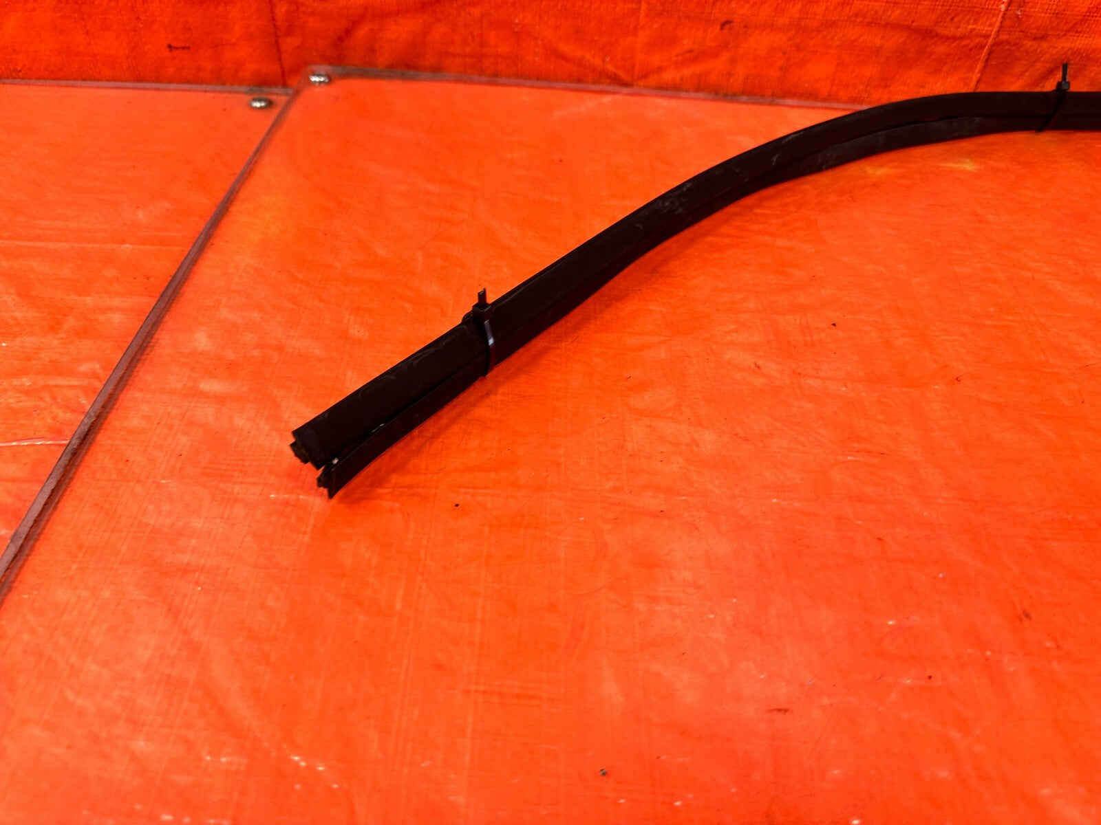 96 00 HONDA CIVIC SEDAN 4D   TOP OF THE ROOF WEATHER STRIP DRIP RETAINER OEM 2976