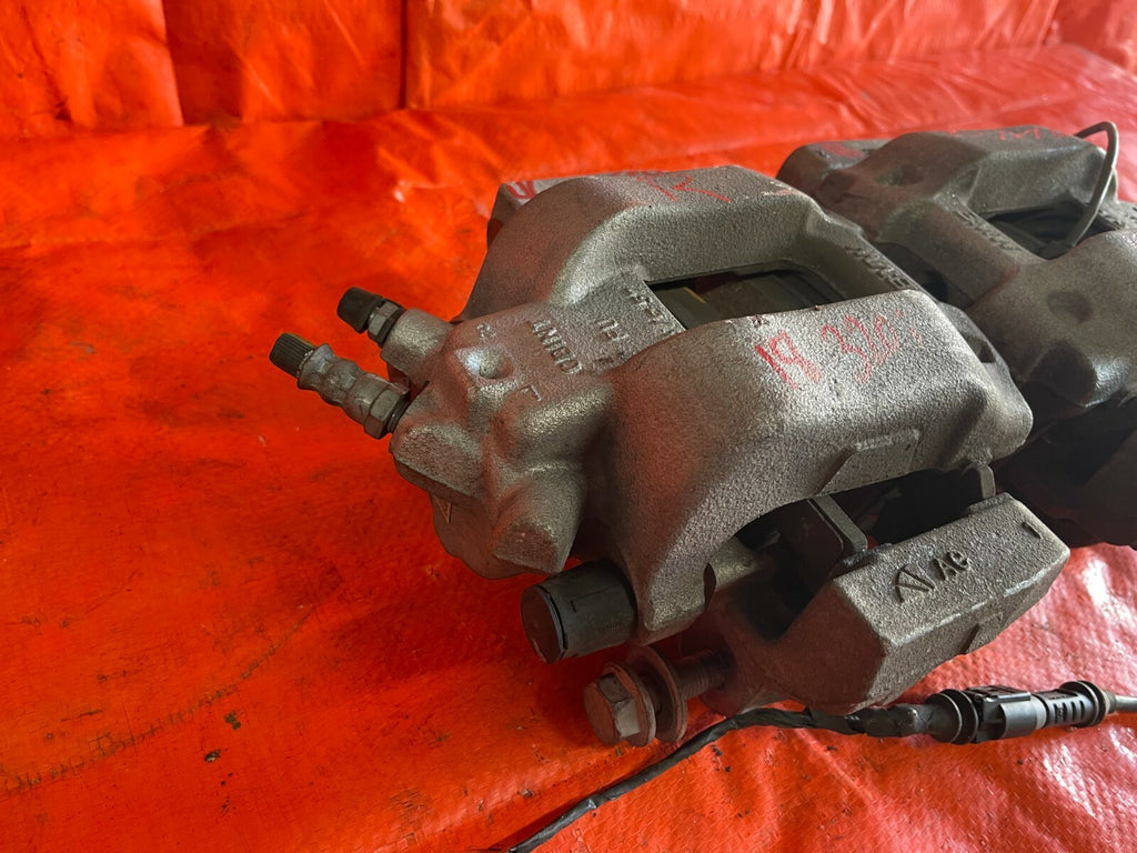12 18 BMW 320i   BASE / NON SPORT MODEL   FRONT BRAKE CALIPER SET   LEFT RIGHT 7