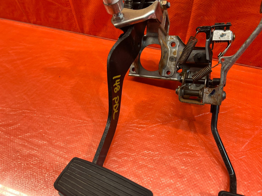 94 01 ACURA INTEGRA   AUTOMATIC TRANSMISSION MODEL   GAS AND BRAKE PEDAL OEM 1487