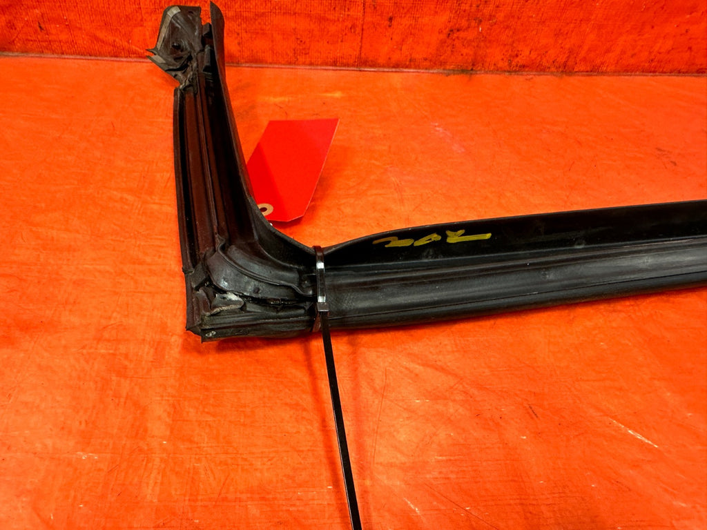 10 16 HYUNDAI GENESIS COUPE   RIGHT DOOR UPPER WEATHER STRIP SEAL OEM #30213