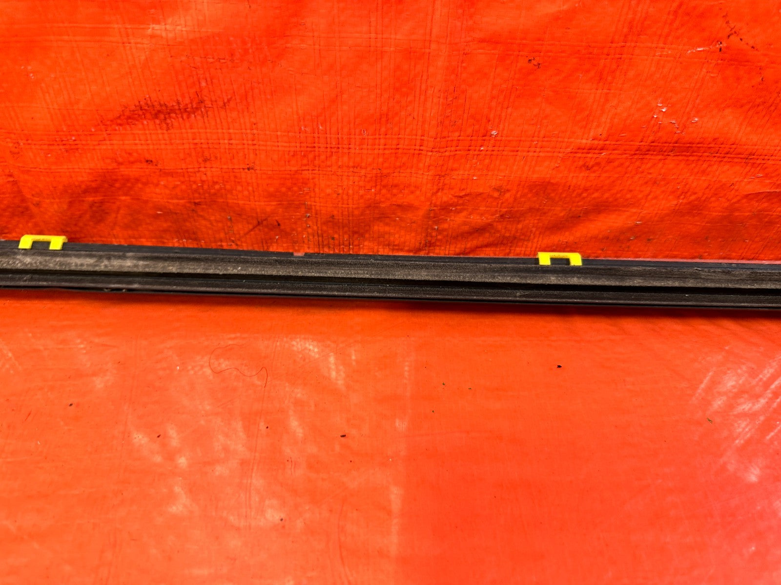 10 16 HYUNDAI GENESIS COUPE   PASSENGER RIGHT EXTERIOR WINDOW GLASS TRIM OEM 2998