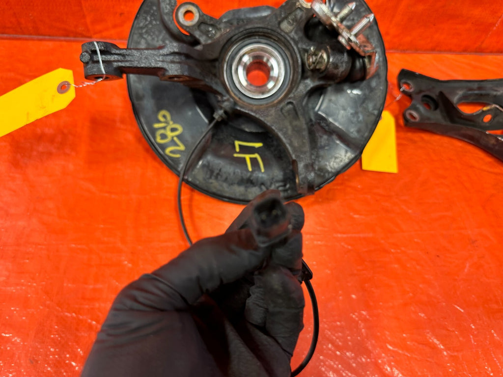 06 11 HONDA CIVIC SI   DRIVER LEFT FRONT SPINDLE KNUCKLE HUB 36MM   OEM OE #28611
