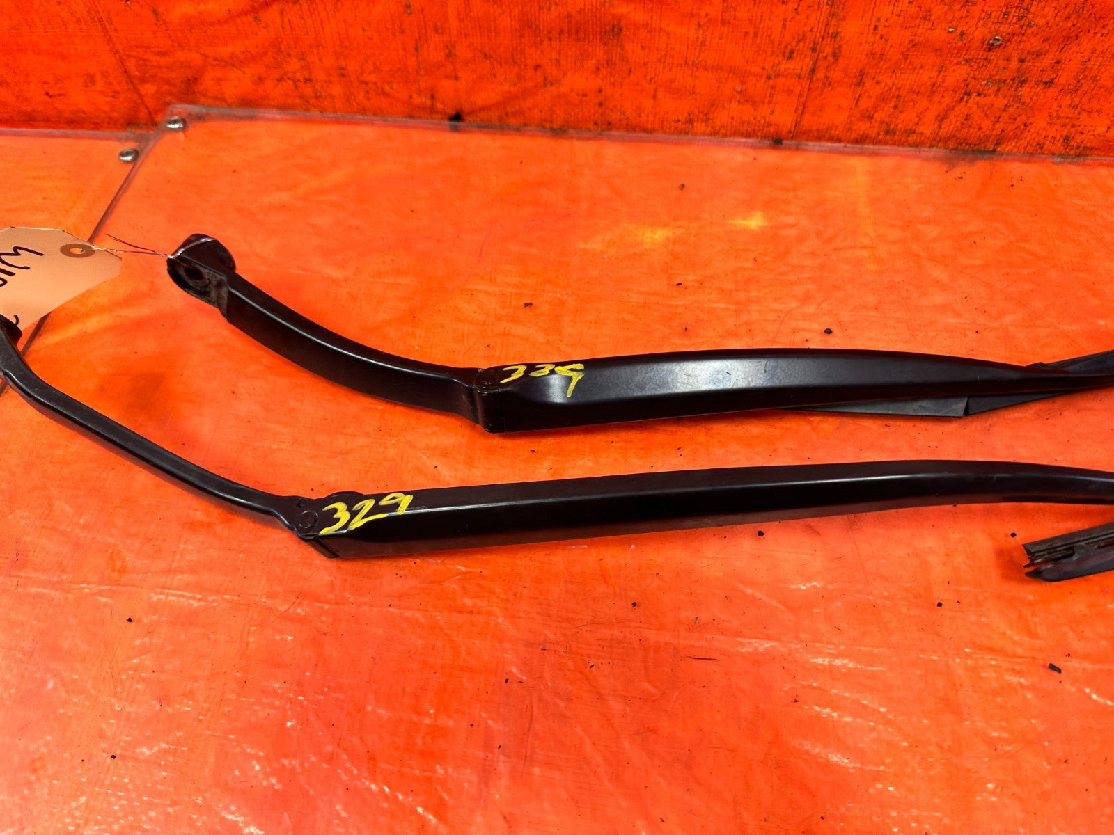 09 15 INFINITI G37 CONVERTIBLE   LEFT & RIGHT WINDSHIELD WIPER ARMS   OEM #3298