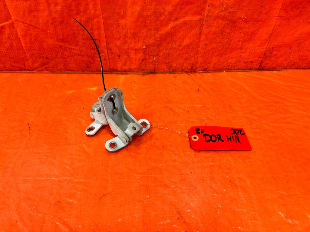 10 16 HYUNDAI GENESIS COUPE PASSENGER RIGHT  DOOR HINGE SET UPPER LOWER OEM #3020