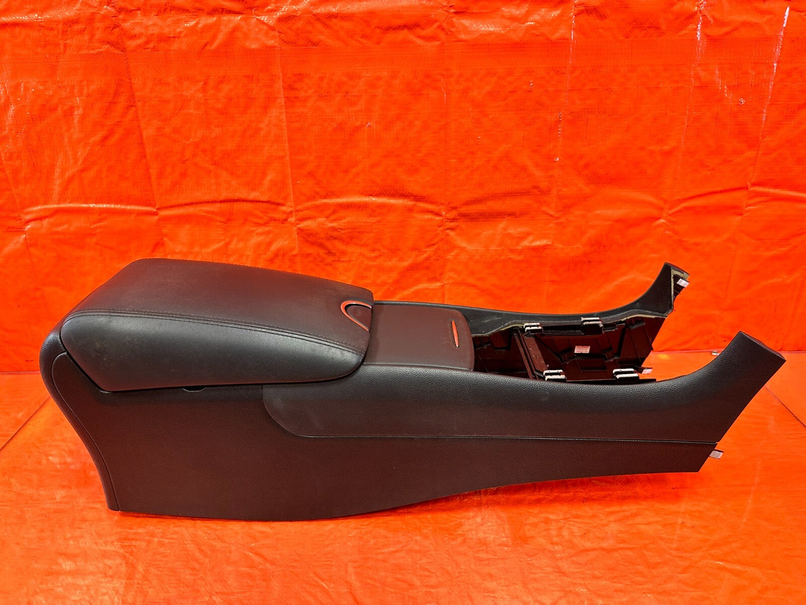 09 15 INFINITI G37 CONVERTIBLE   ARM REST / CENTER CONSOLE STORAGE COMPARTMENT  1