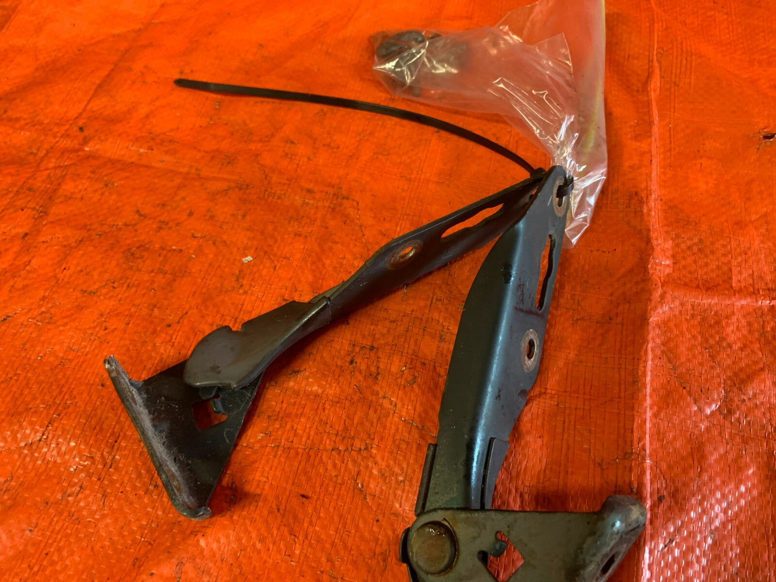 96 00 HONDA CIVIC   HOOD HINGE SET   HINGES LEFT RIGHT DRIVER PASSENGER   OEM OE2