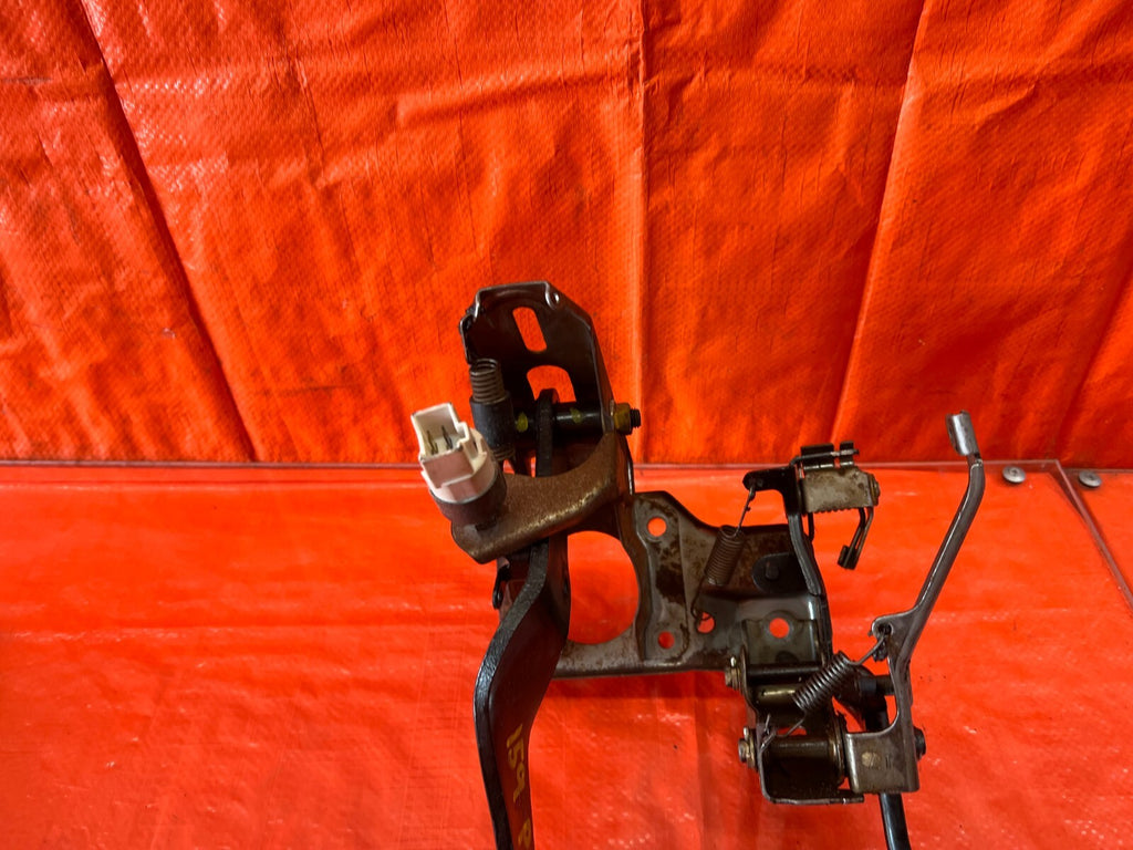 94 01 ACURA INTEGRA   AUTOMATIC TRANSMISSION MODEL   GAS AND BRAKE PEDAL OEM 1596