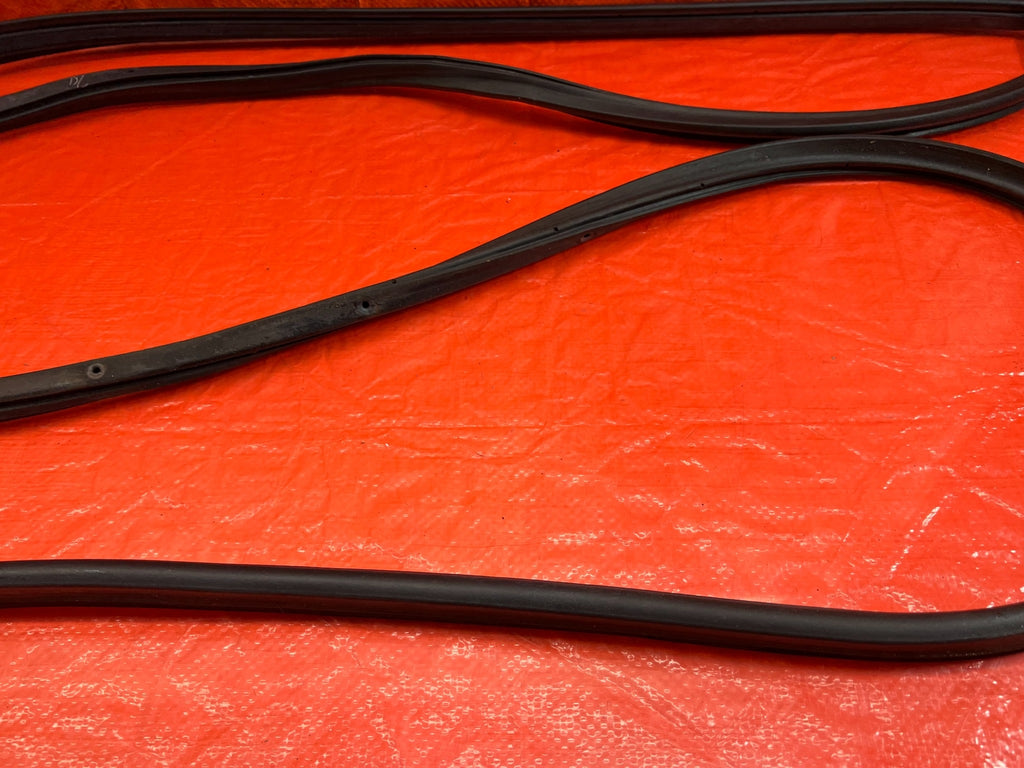 02 05 HONDA CIVIC SI EP3 HATCH   RIGHT   DOOR WEATHER STRIP TRIM SEAL GASKET 2307