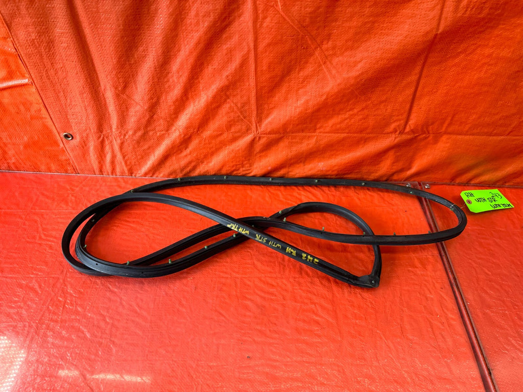 88 91 HONDA CRX   PASSENGER RIGHT FRONT   WEATHER STRIP TRIM SEAL GASKET OEM 2437