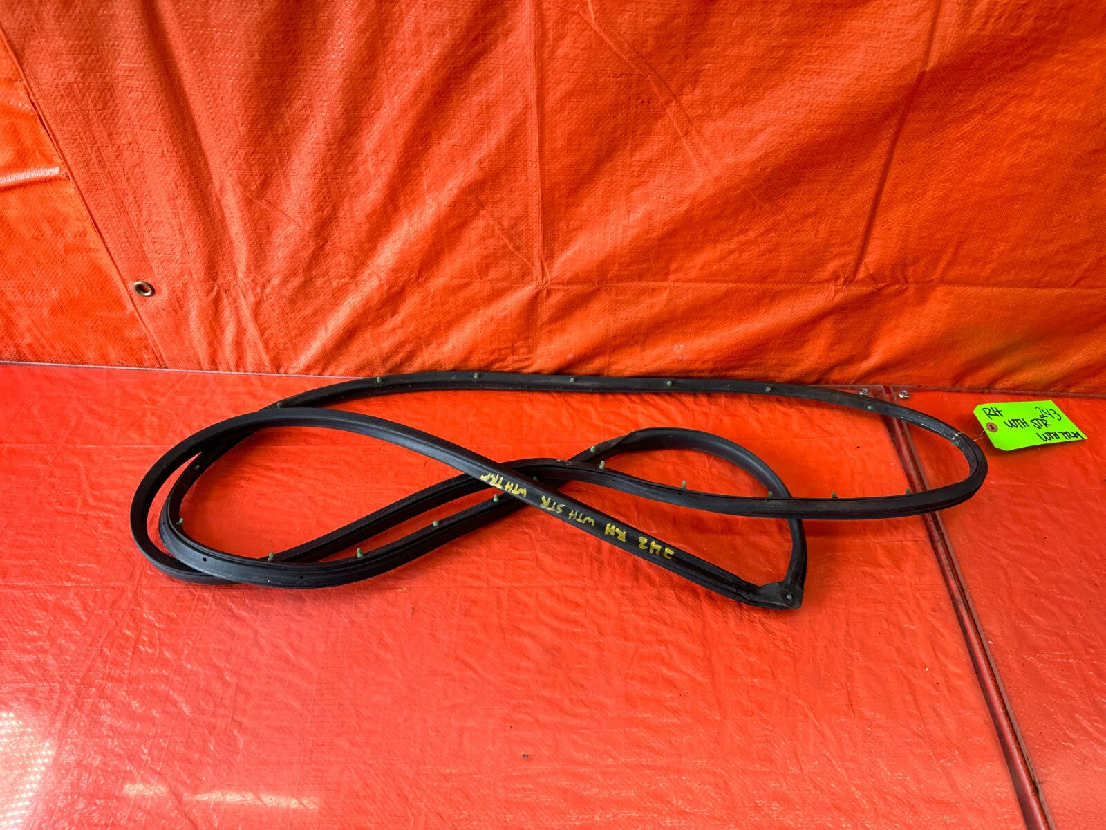 88 91 HONDA CRX   PASSENGER RIGHT FRONT   WEATHER STRIP TRIM SEAL GASKET OEM 2437
