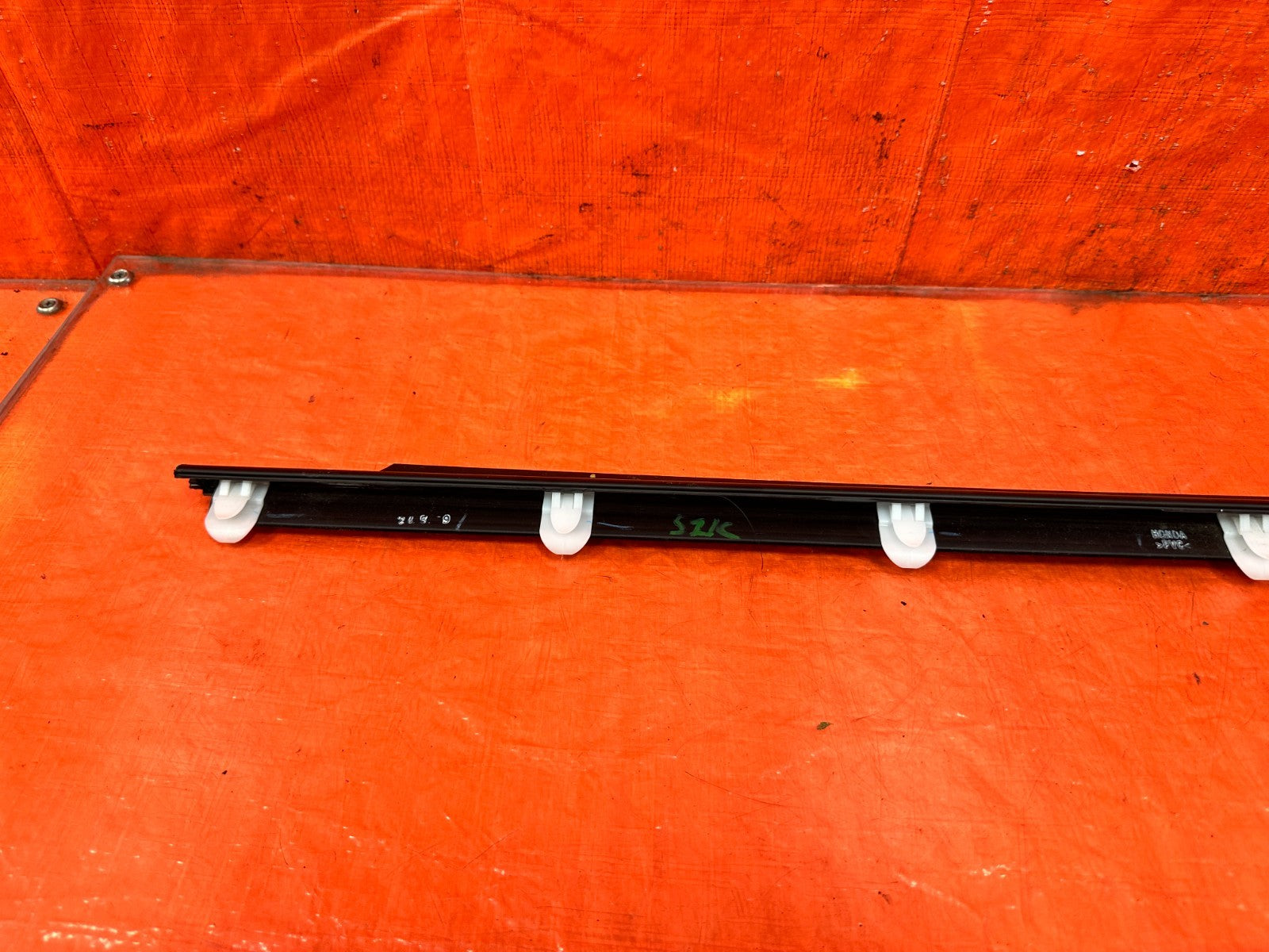 00 09 HONDA S2000   DRIVER LEFT FRONT GLASS TRIM DRIP RETAINER   OEM #S2K5