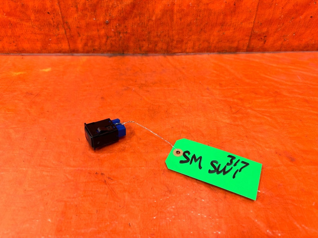 90 91 HONDA CIVIC HATCHBACK   EMERGENCY HAZARD SWITCH BUTTON   OEM 3170