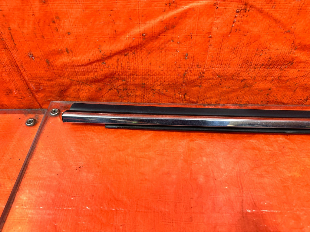 09 15 INFINITI G37 CONVERTIBLE   PASSENGER RIGHT EXTERIOR WINDOW GLASS TRIM 3294