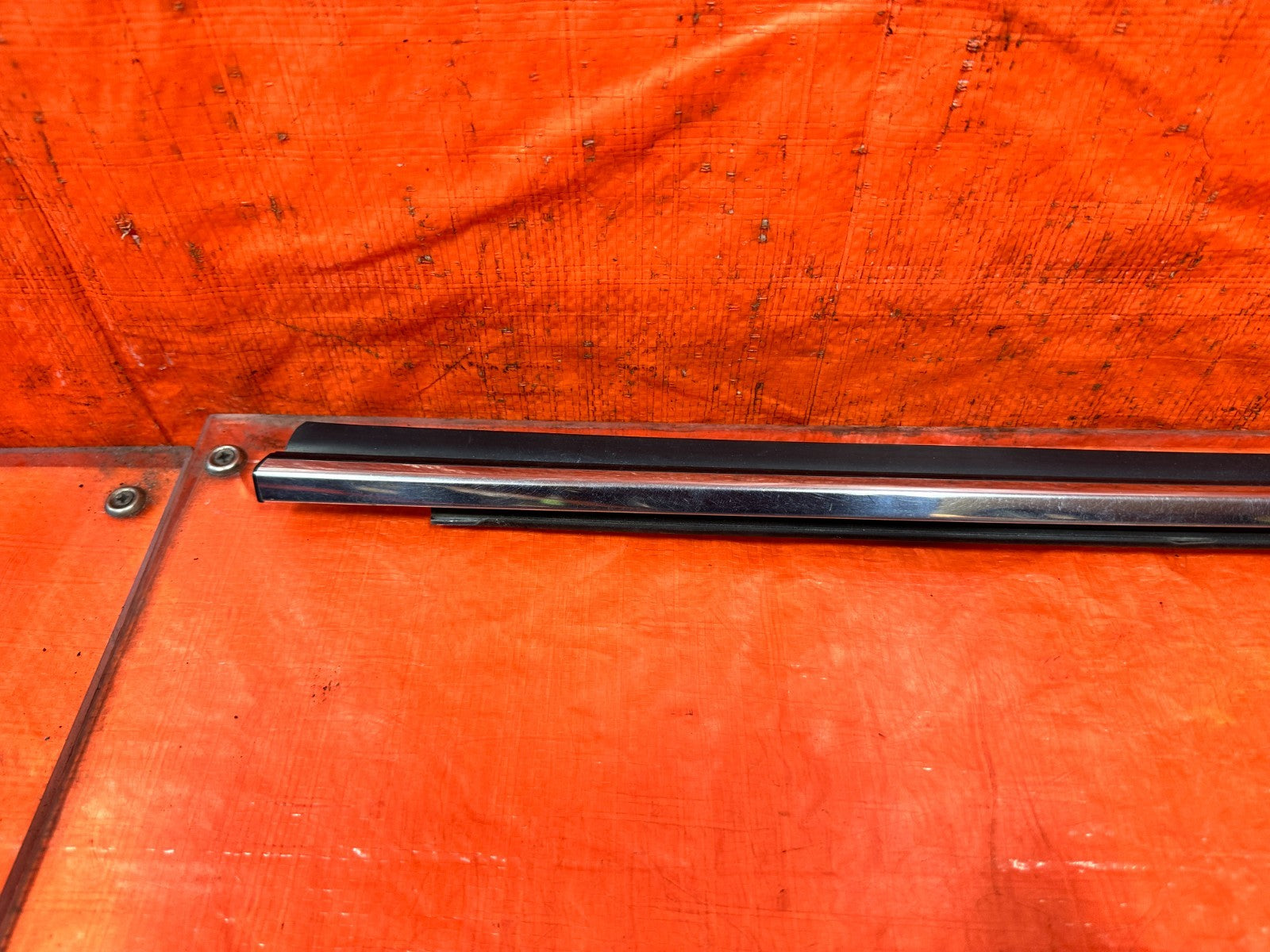 09 15 INFINITI G37 CONVERTIBLE   PASSENGER RIGHT EXTERIOR WINDOW GLASS TRIM 3294