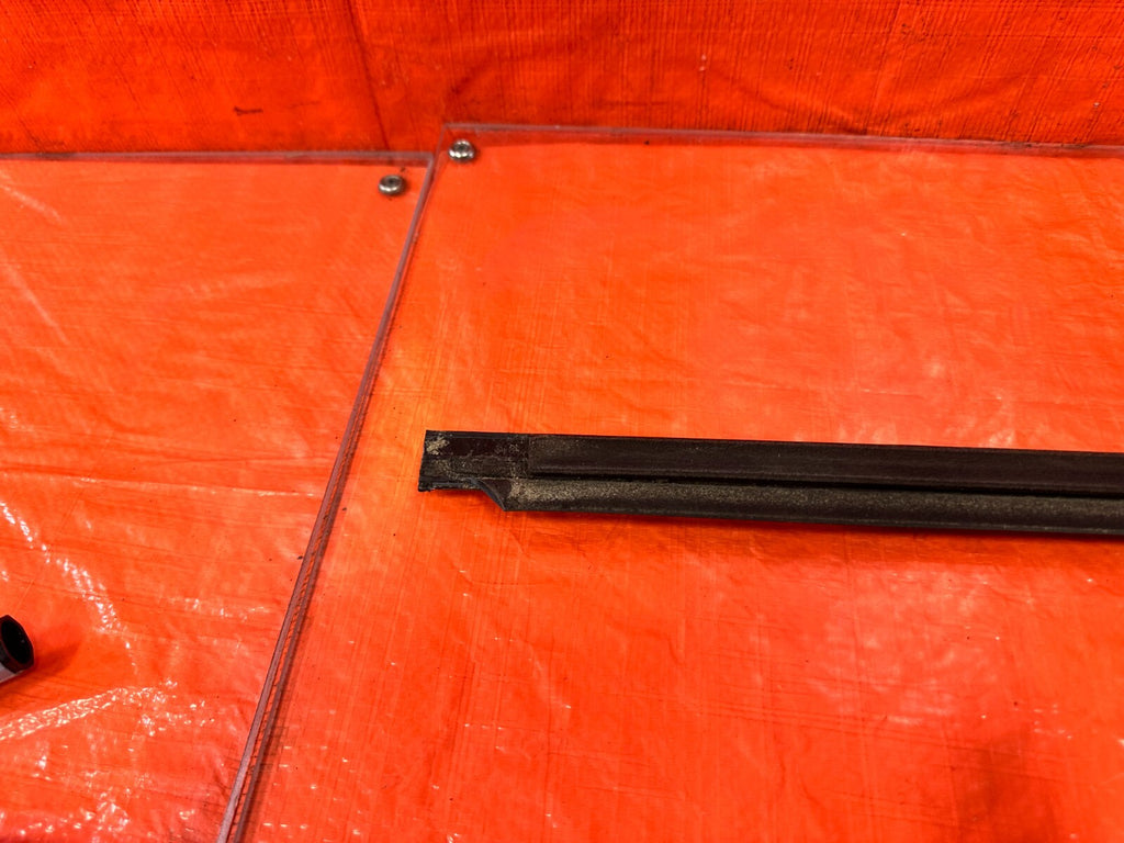 08 15 INFINITI G37 COUPE &   DRIVER LEFT EXTERIOR WINDOW GLASS TRIM OEM 27811