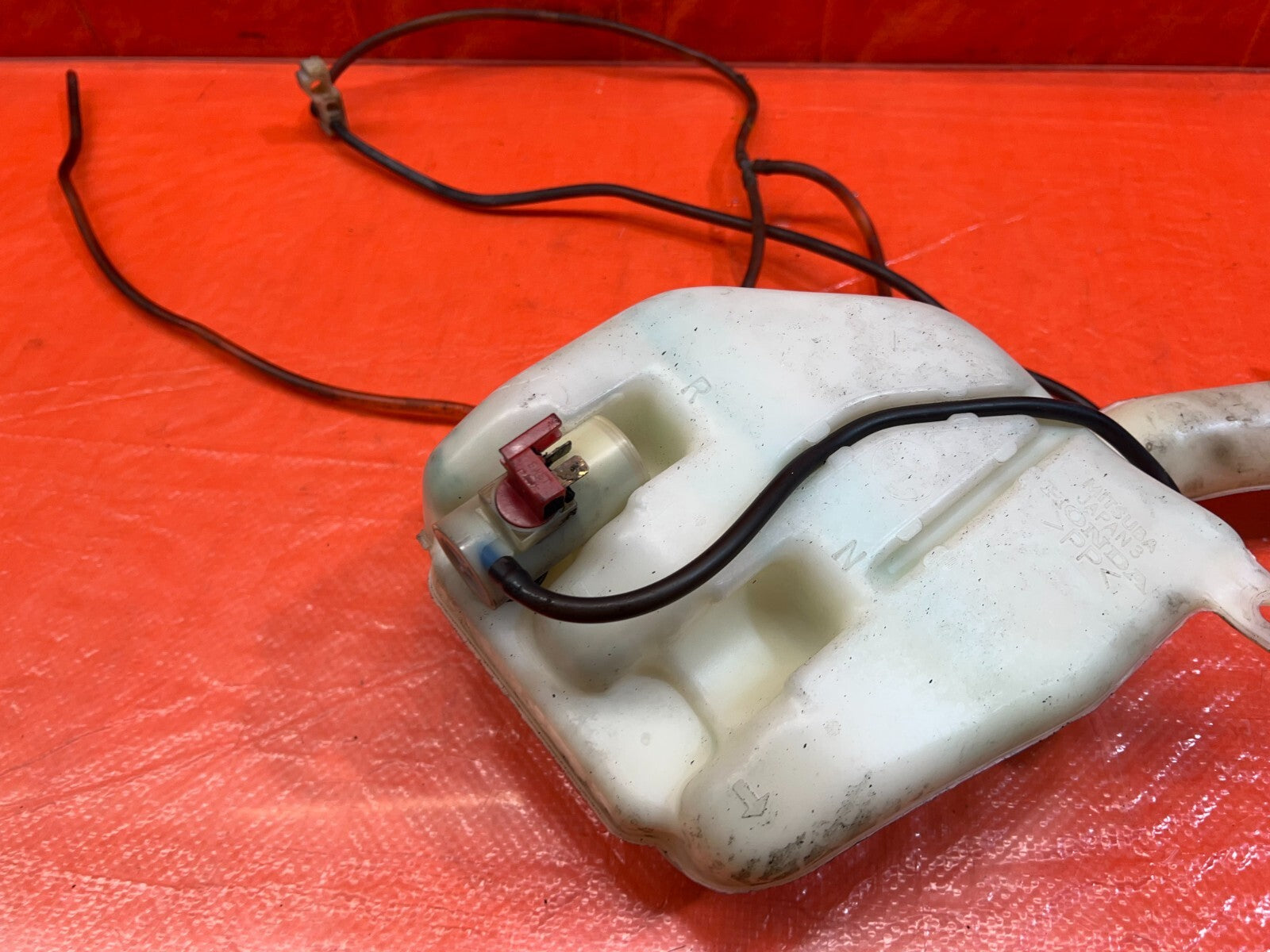 94 96 ACURA INTEGRA SEDAN WINDSHIELD WIPER RESERVOIR TANK W/ MOTOR & LINES #1596