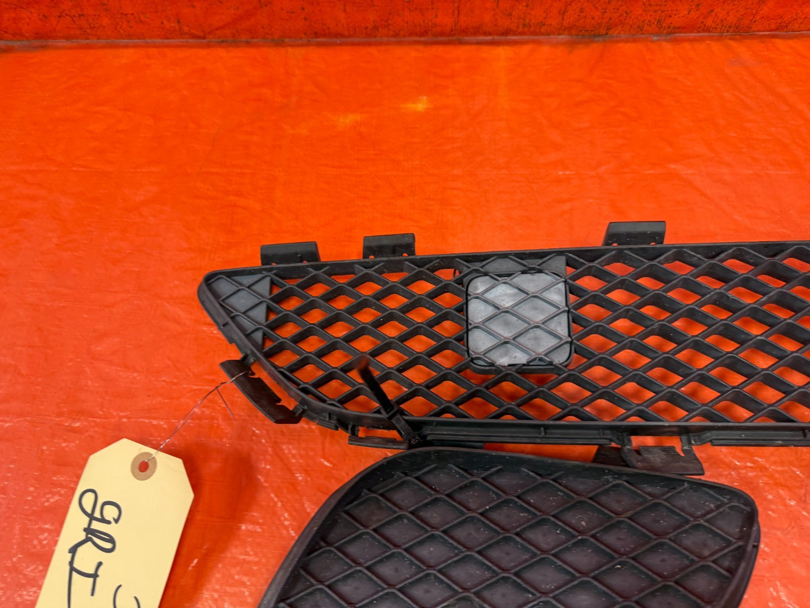 08 10 INFINITI G37 2D COUPE   SPORT MODEL   FRONT BUMPER LOWER GRILLE   OEM 32810