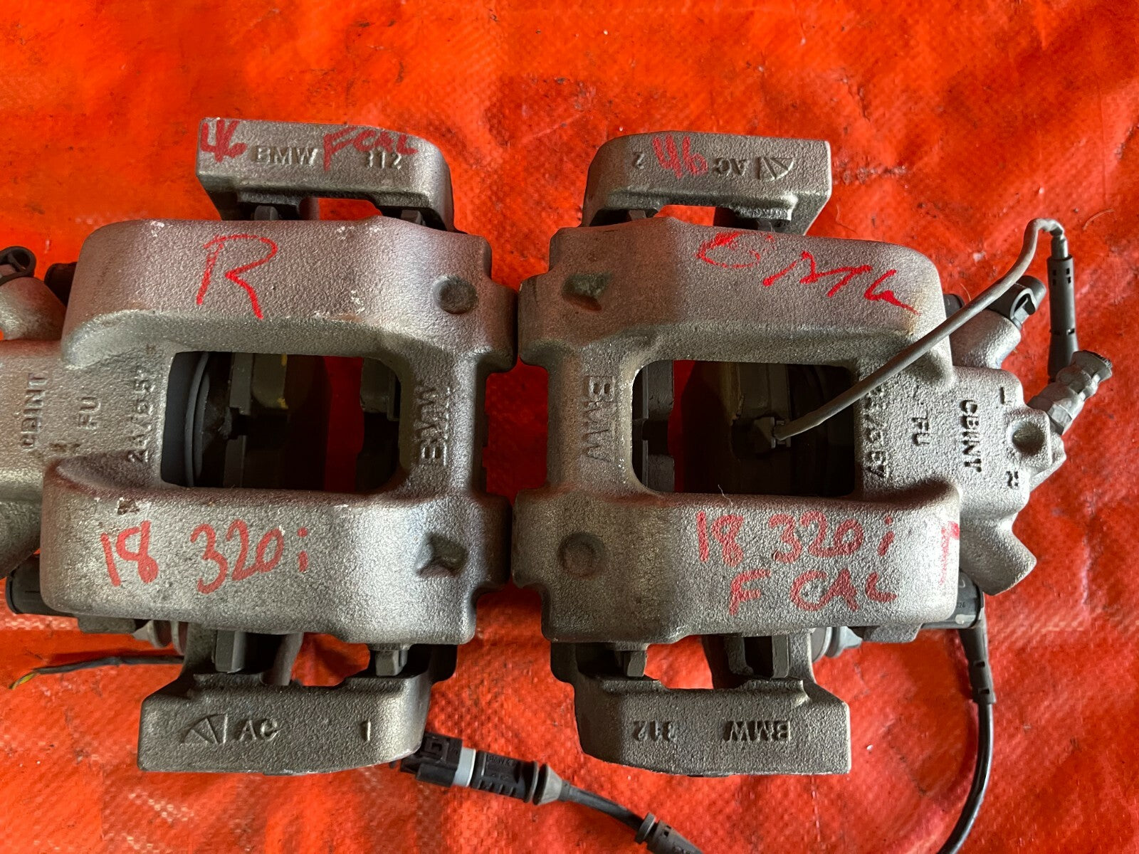 12 18 BMW 320i   BASE / NON SPORT MODEL   FRONT BRAKE CALIPER SET   LEFT RIGHT 5
