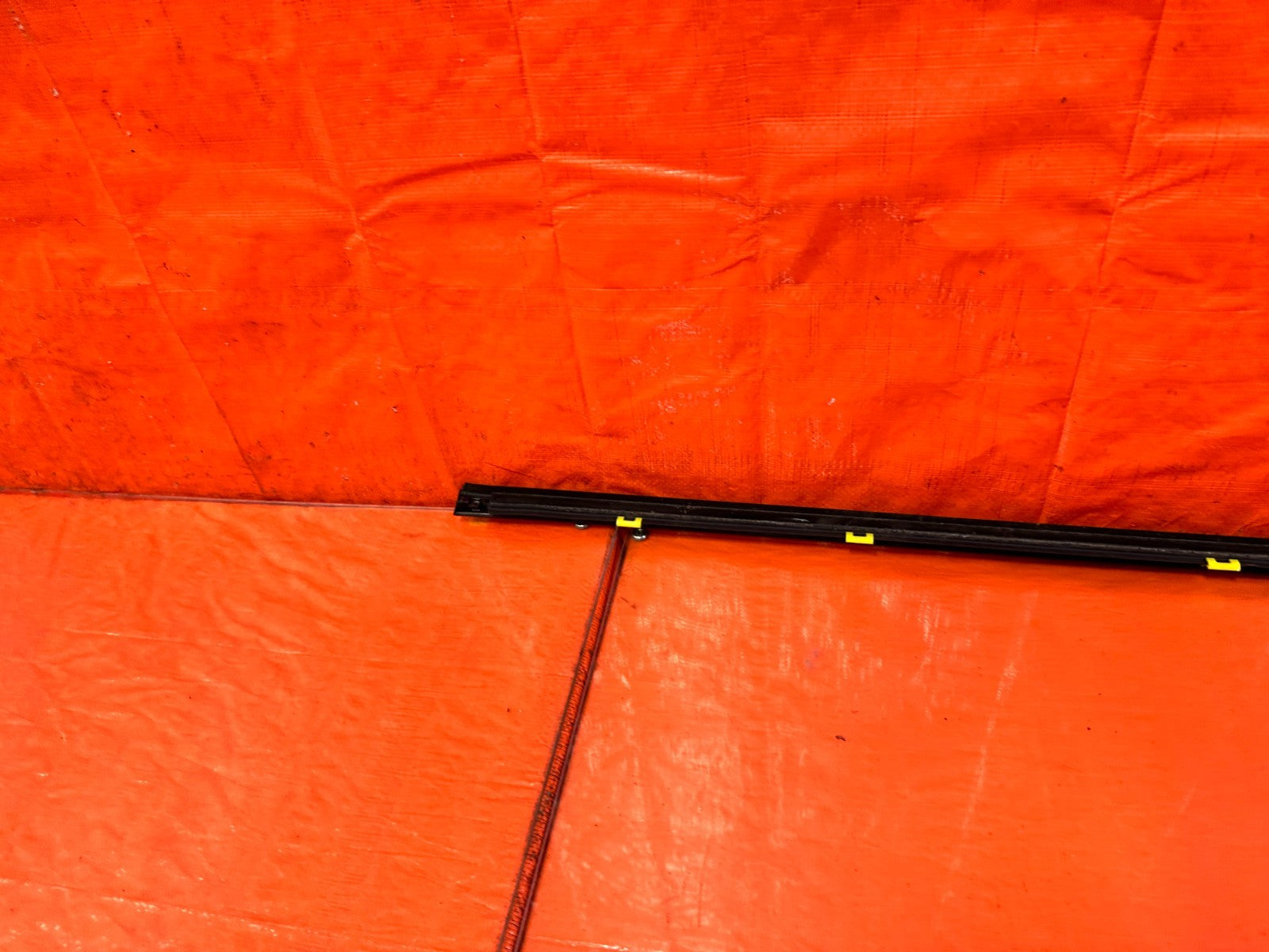 10 16 HYUNDAI GENESIS COUPE   DRIVER LEFT EXTERIOR WINDOW GLASS TRIM   OEM 30210