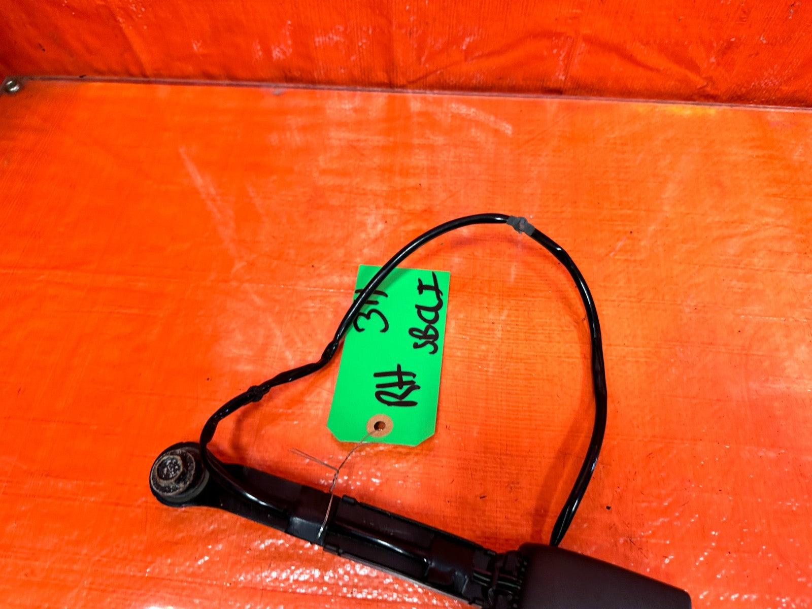 08 09 INFINITI G37 2D COUPE S PASSENGER RIGHT FRONT SEAT BELT CLIP BUCKLE  3113