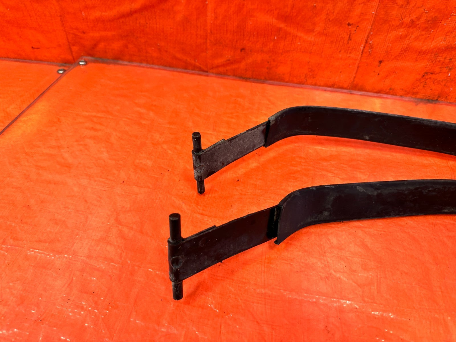 10 16 HYUNDAI GENESIS COUPE GASOLINE GAS FUEL TANK STRAP SET STRAPS SUPPORTS 2994
