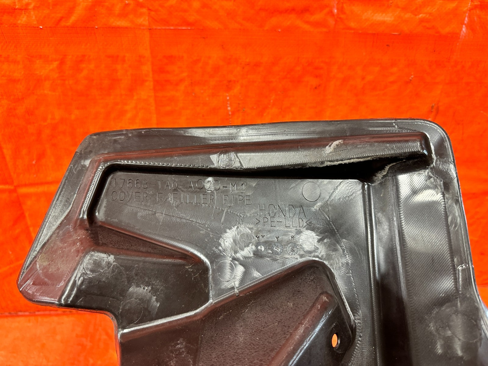 09 14 ACURA TSX   17668 TA0 A020 M1   FUEL NECK PLASTIC COVER TRIM   OEM #3213
