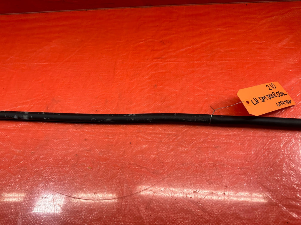 97 01 HONDA PRELUDE LEFT OR RIGHT FRONT LOWER DOOR WEATHER STRIP SEAL OEM #210 16