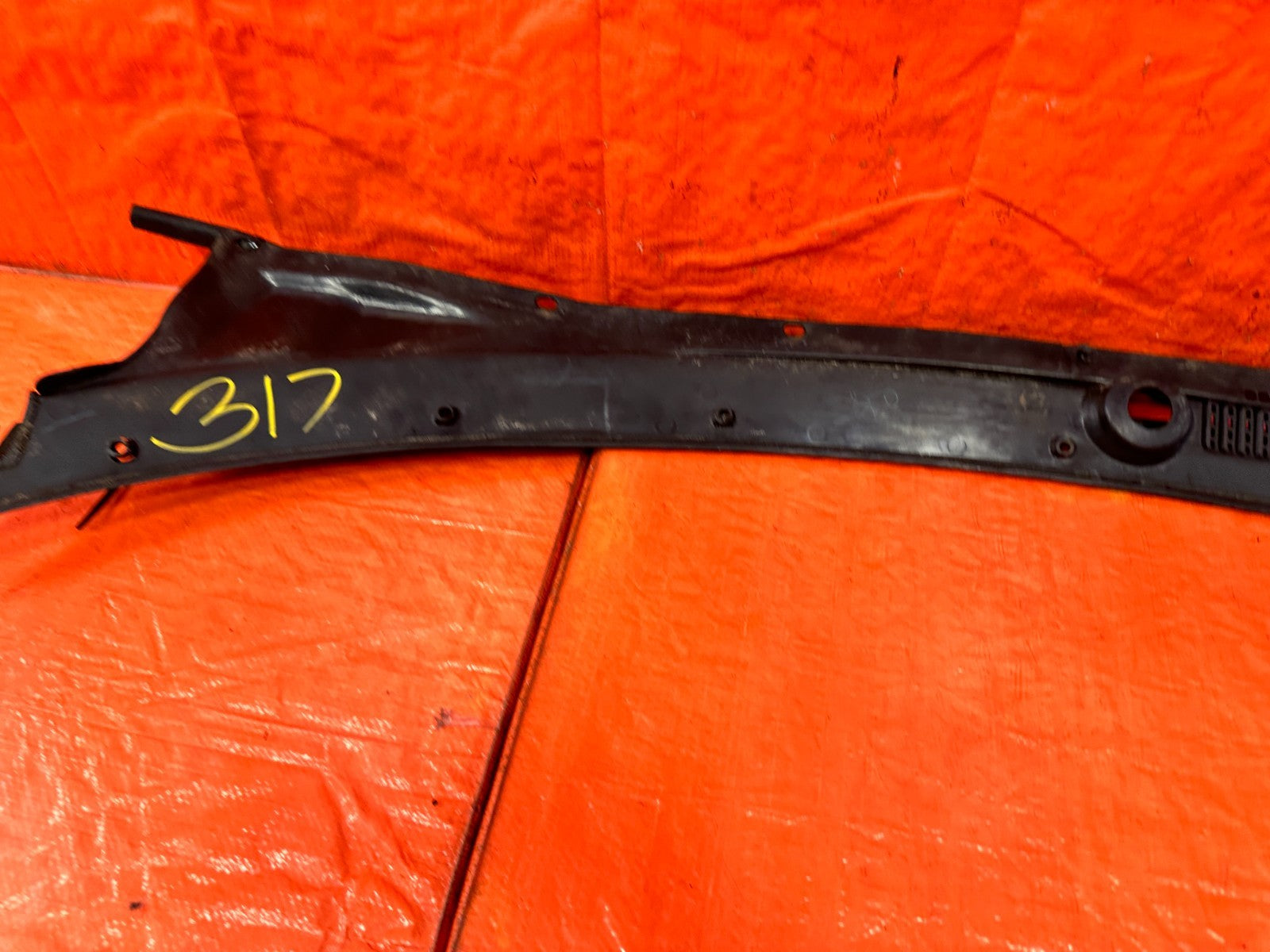 90 91 HONDA CIVIC HATCHBACK   WINDSHIELD WIPER COWL TRIM PLASTIC   OEM 31713