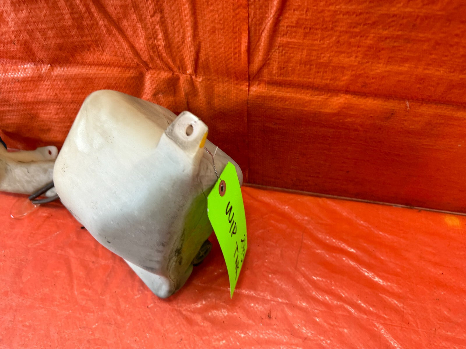 88 89 HONDA CRX DX SI   WINDSHIELD WIPER RESERVOIR TANK W/ MOTOR   OEM #2433
