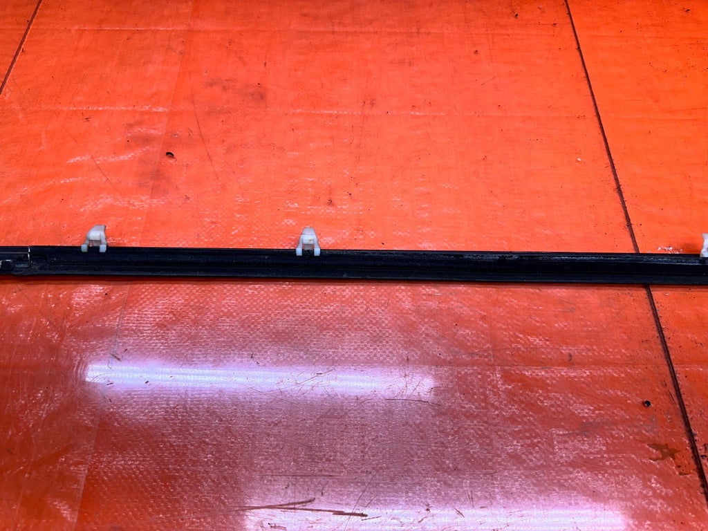 94 01 ACURA INTEGRA 2D RIGHT PASSENGER DOOR WINDOW GLASS TRIM OEM #33111