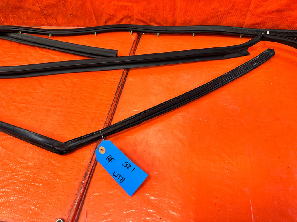 09 14 ACURA TSX   PASSENGER RIGHT FRONT   WEATHER STRIP TRIM RUN CHANNEL OEM 3214