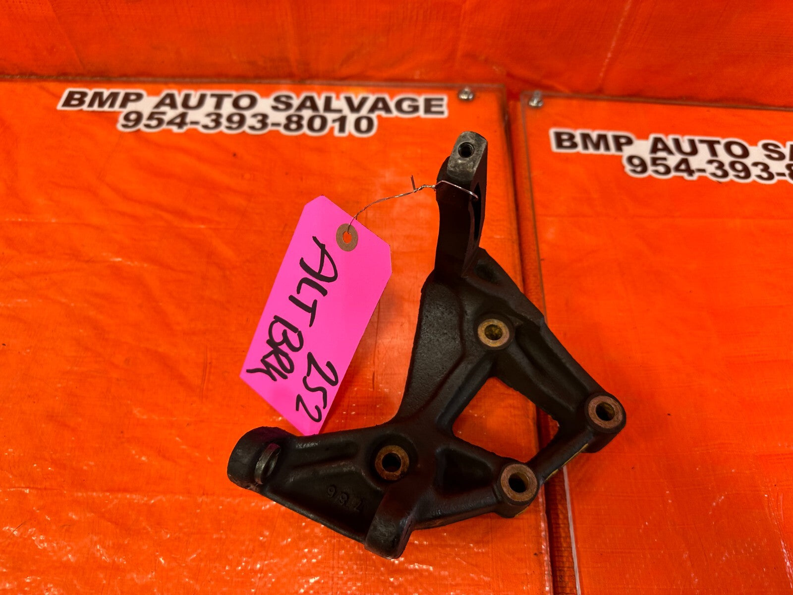 93 01 HONDA PRELUDE   H22 ENGINE MODELS ONLY   ALTERNATOR BRACKET   OEM #2527
