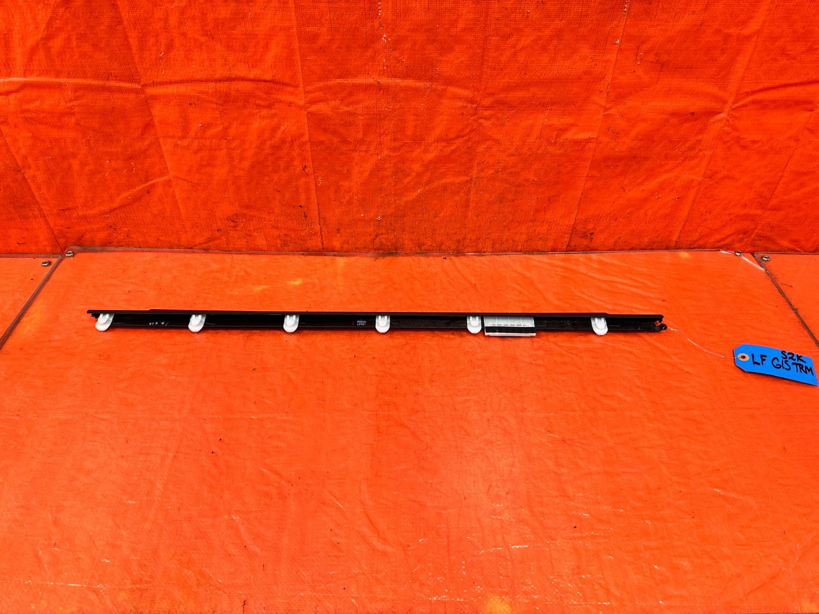 00 09 HONDA S2000   DRIVER LEFT FRONT GLASS TRIM DRIP RETAINER   OEM #S2K1