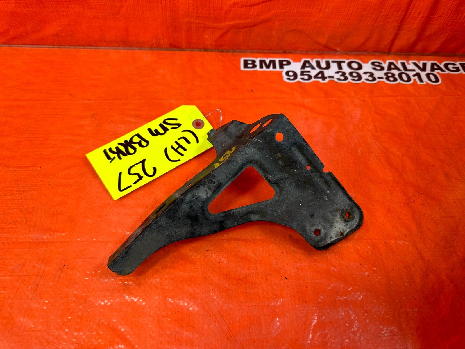 92 95 HONDA CIVIC   FENDER MOUNTING BRACKET SUPPORT BRACE DRIVER LEFT   OEM 2570